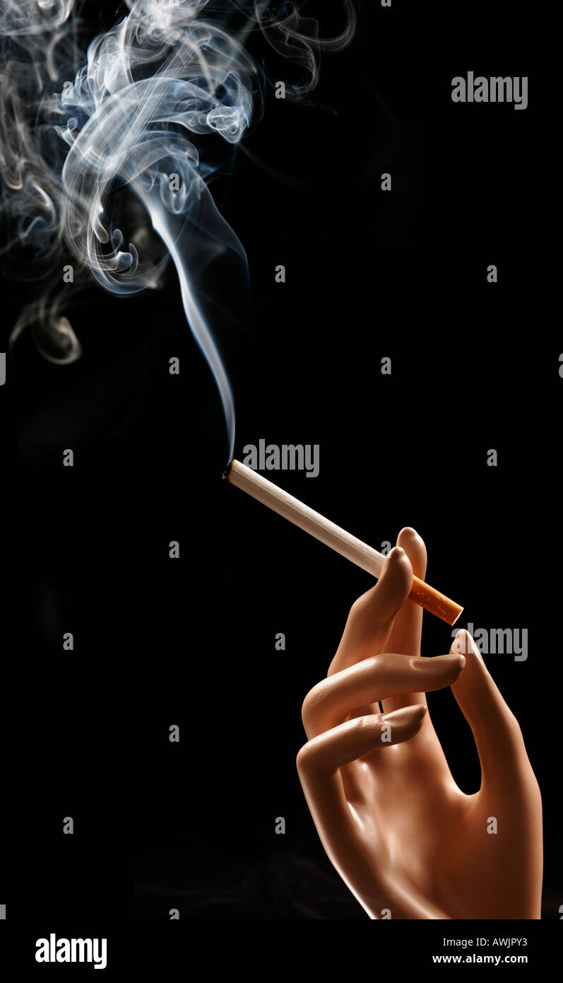 Mannequin main tenant une cigarette Banque D'Images