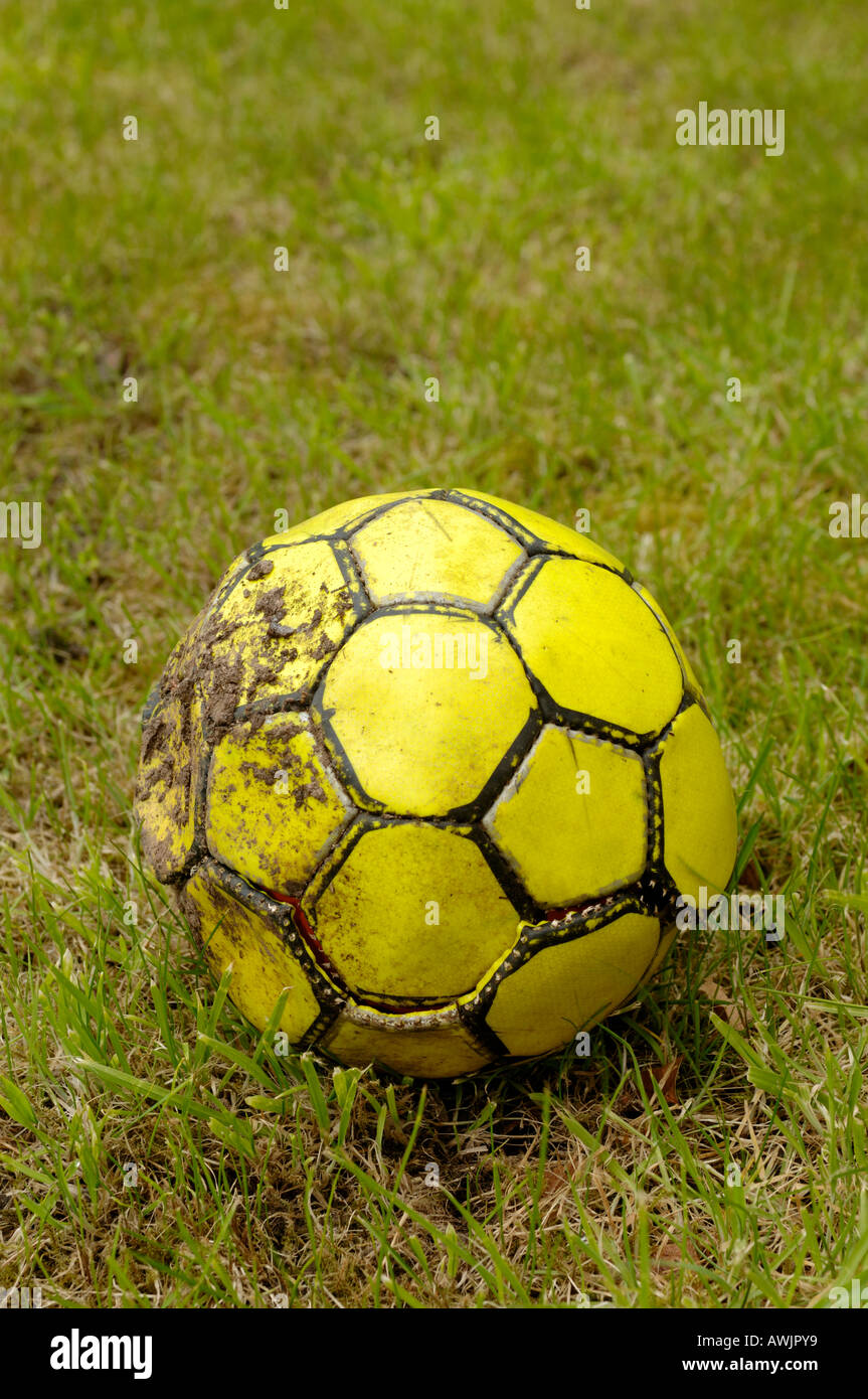 Vieux battues de football en cuir Banque D'Images