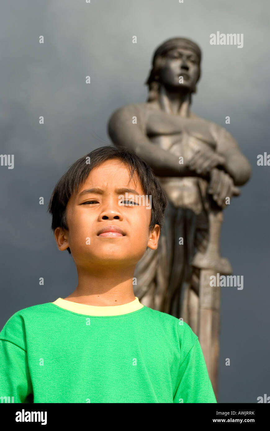 Manille PHILIPPINES Rizal Park garçon en face de Mactan Island statue Banque D'Images