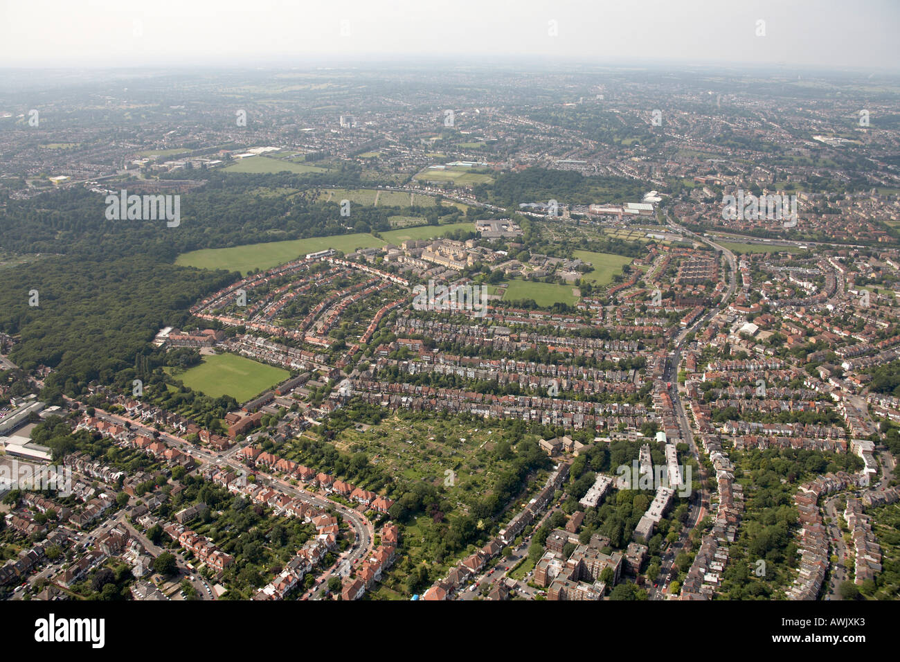 Vue aérienne oblique de haut niveau au nord de St Pancras et cimetière d'Islington Coldfall Muswell Hill Bois Terrain de sport Banque D'Images