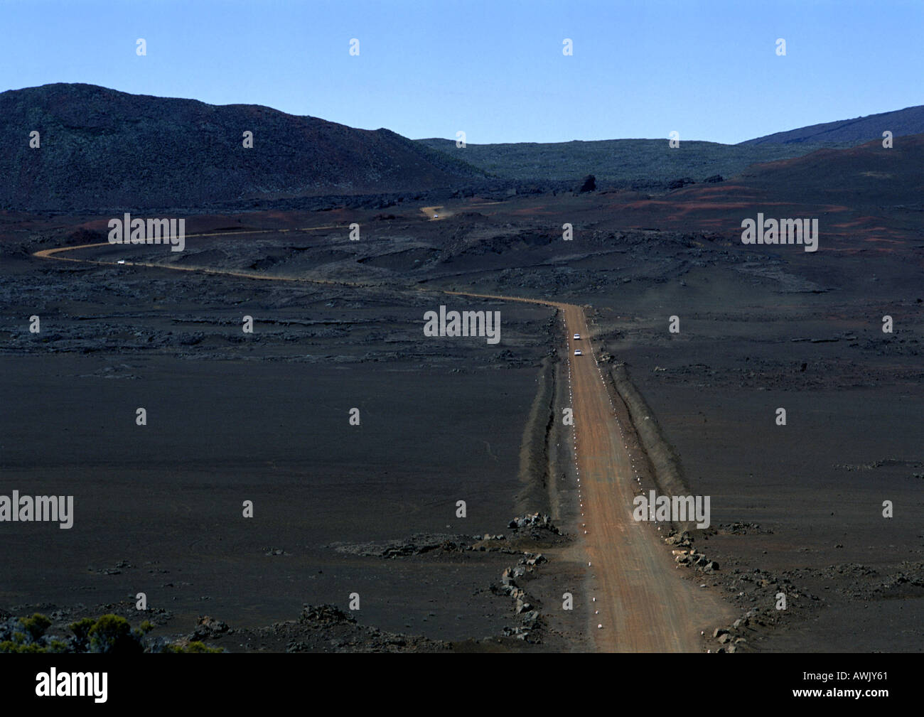 Chemin de terre à travers désert montagneux de la région. Banque D'Images
