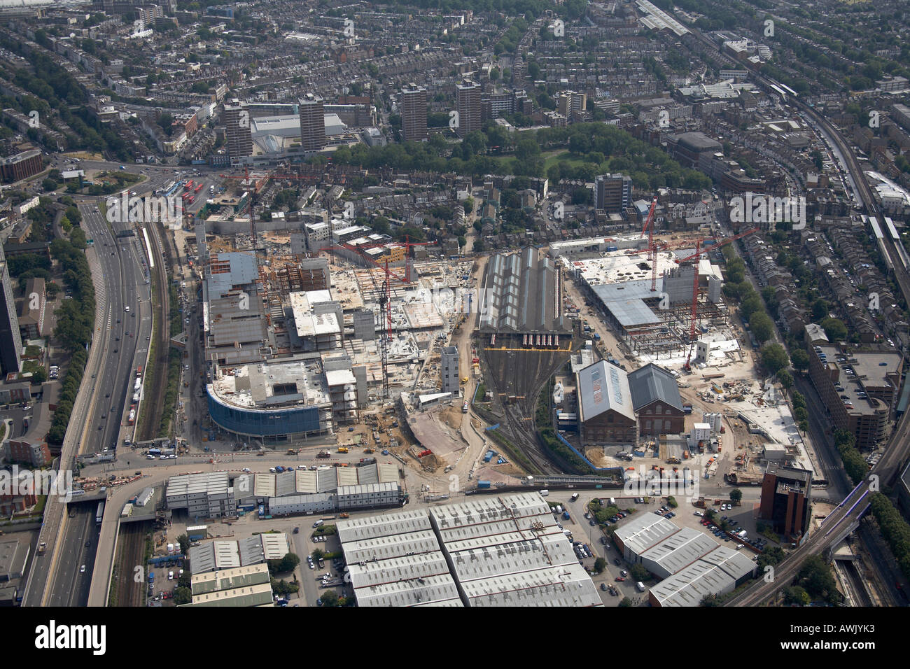 Vue aérienne oblique de haut niveau au nord-ouest de la ville de construction bâtiment blanc multiplexé Central Line Site Depot bergers Bush Banque D'Images