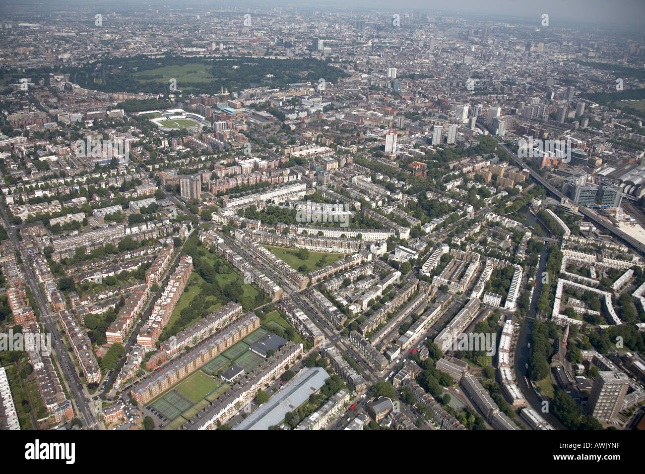 Vue aérienne oblique de haut niveau au nord-est du terrain de cricket de Lord's Marylebone Cricket Club de Tennis zone résidentielle Banque D'Images