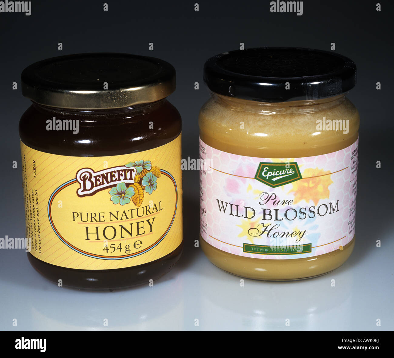 Pots de miel disponibles commercialement l'un clair et l'autre opaque Banque D'Images