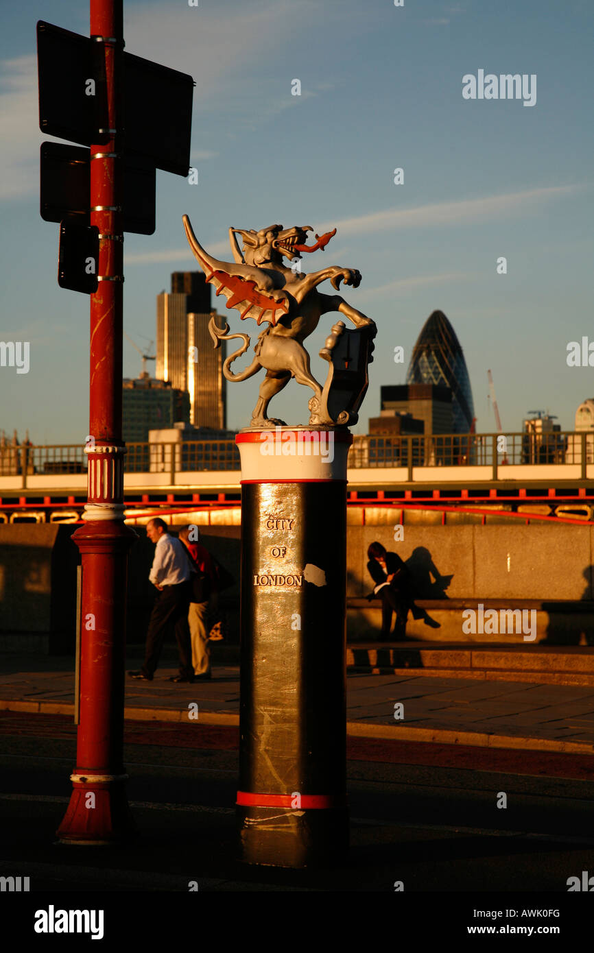 Ville Dragon sur Blackfriars Bridge encadré par le Gherkin et tour 42, la ville de Londres Banque D'Images