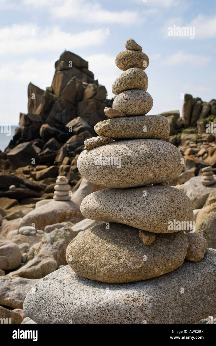 Cairns sur un rivage rocailleux, Isles of Scilly Banque D'Images