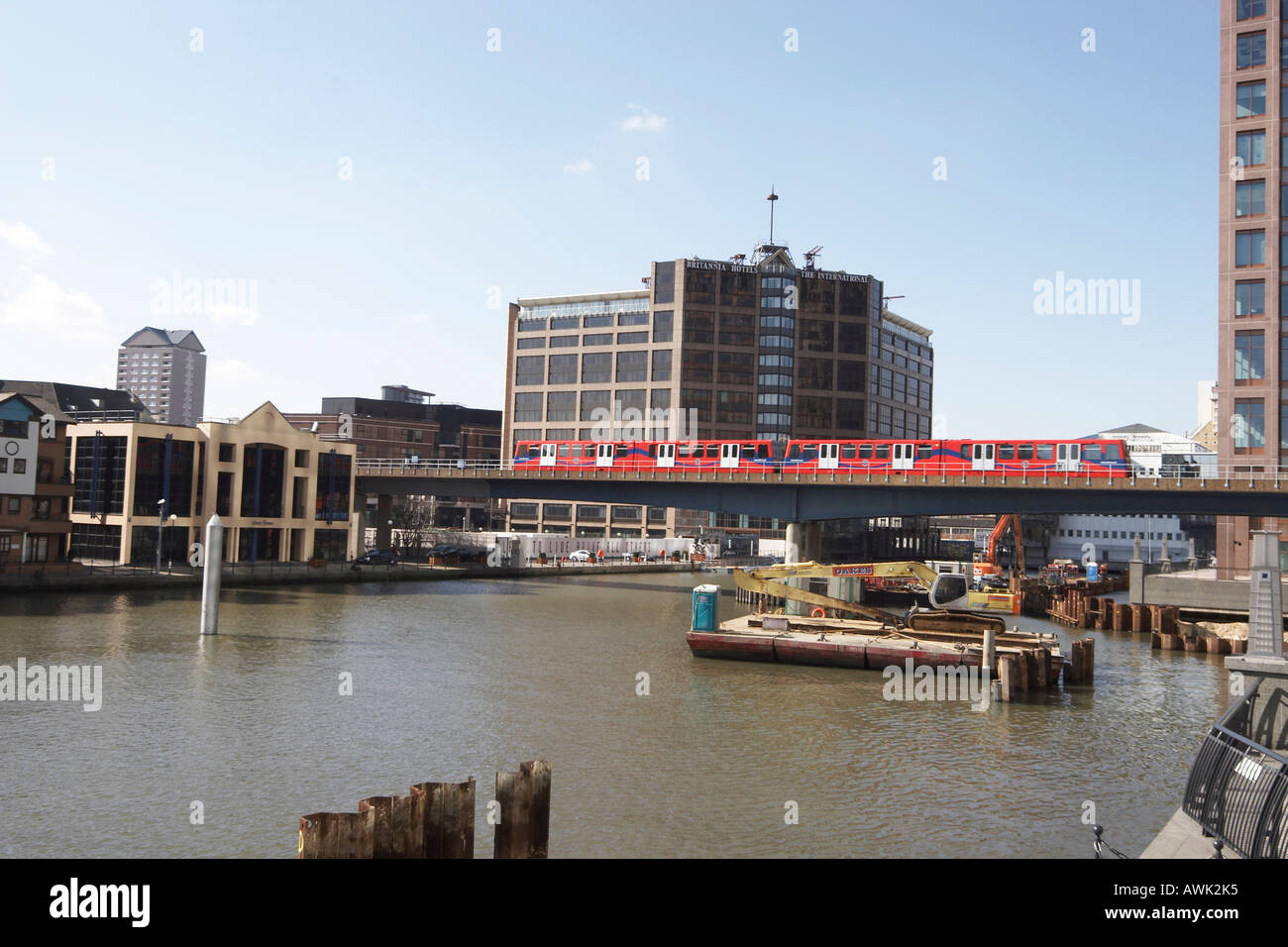 Le DLR (Docklands Light Railway train dans Canary Wharf Isle of Dogs London E14 l'Angleterre Banque D'Images