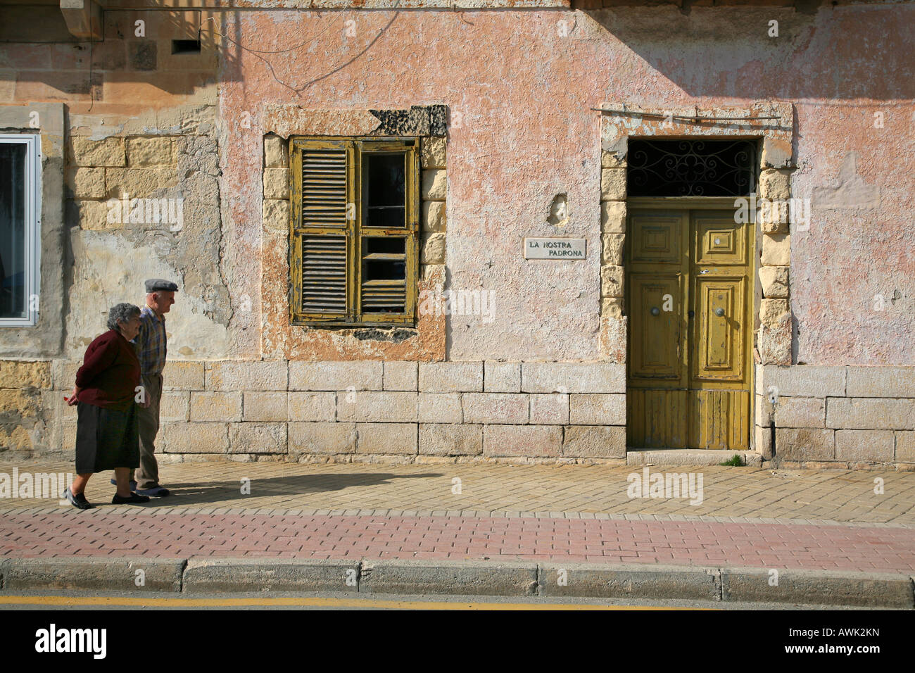 Un vieux couple en train de marcher en Marsaxlokk Malte Banque D'Images