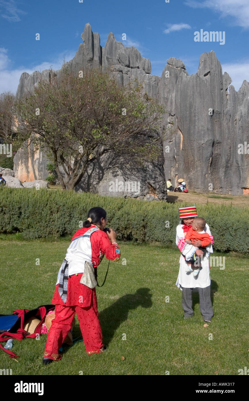 Les tribus Yi Sani forêt de pierre de Shilin Chine Yunnan Banque D'Images