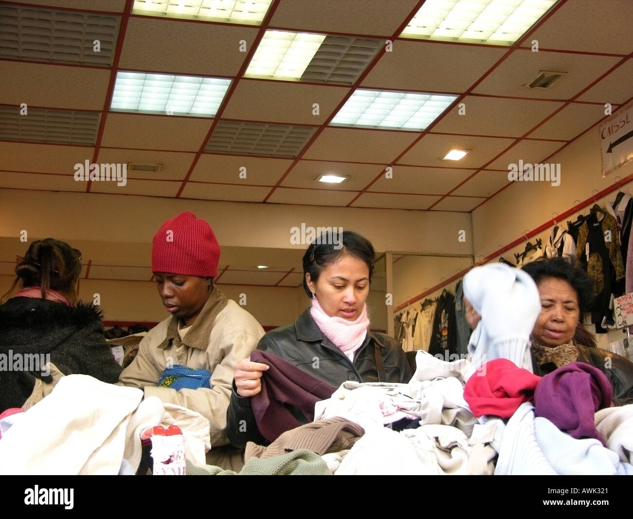 France Ile de france paris montmartre women shopping in clothes store Banque D'Images