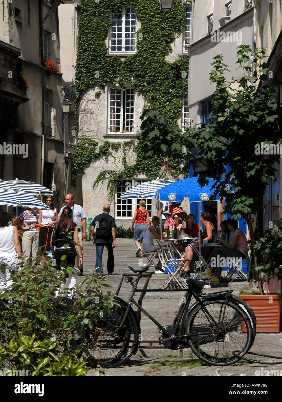 Café et tables d'extérieur dans la Rue des barres Paris France Banque D'Images