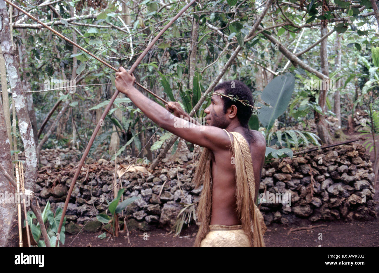 La chasse traditionnelle démonstration à Ekasup Village culturel sur l'île d'Efate Vanuatu Banque D'Images