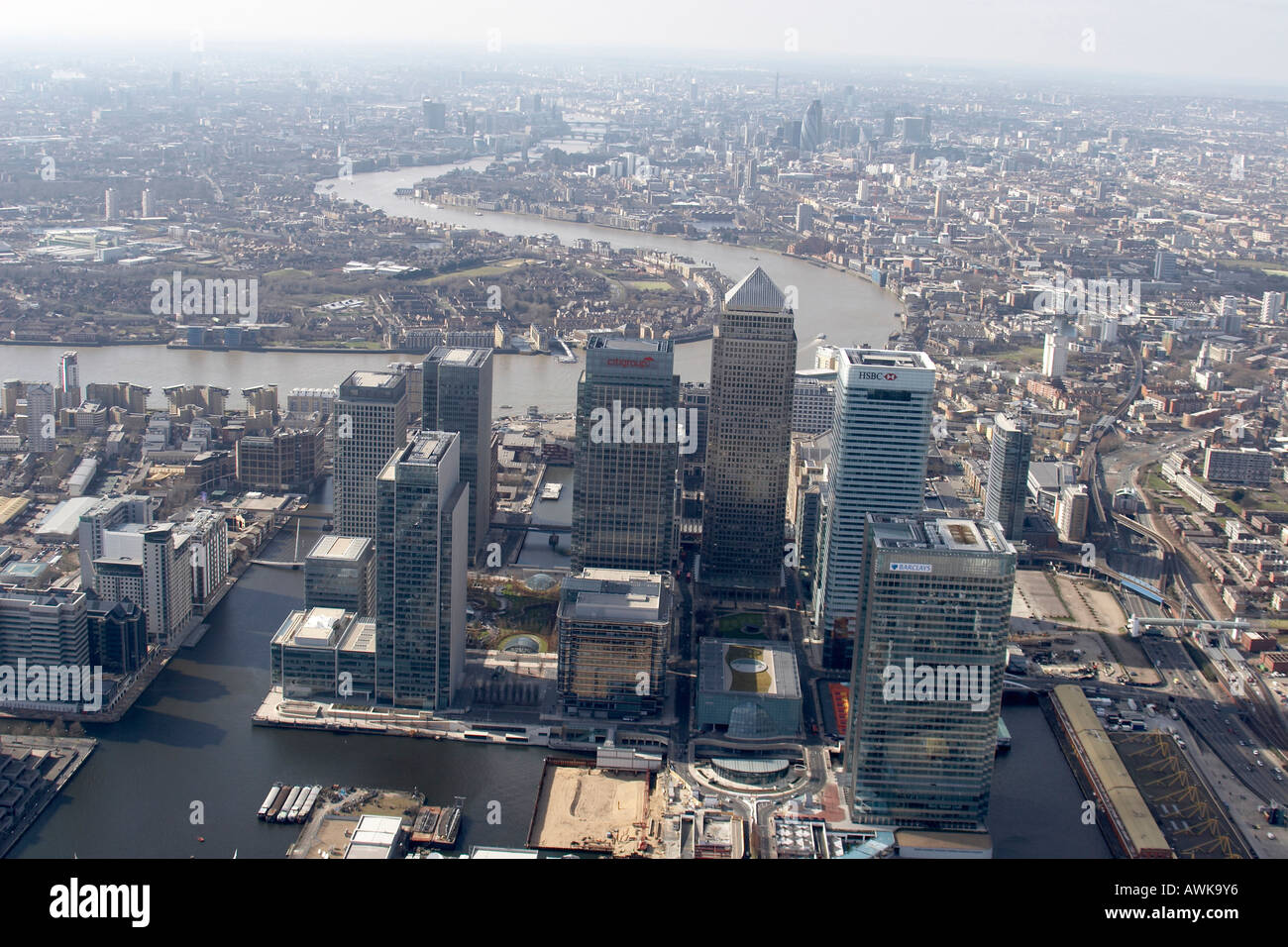 Vue aérienne oblique de haut niveau au nord-ouest de Canary Wharf Isle de quais Docklands bâtiments commerciaux édifices à Londres Banque D'Images