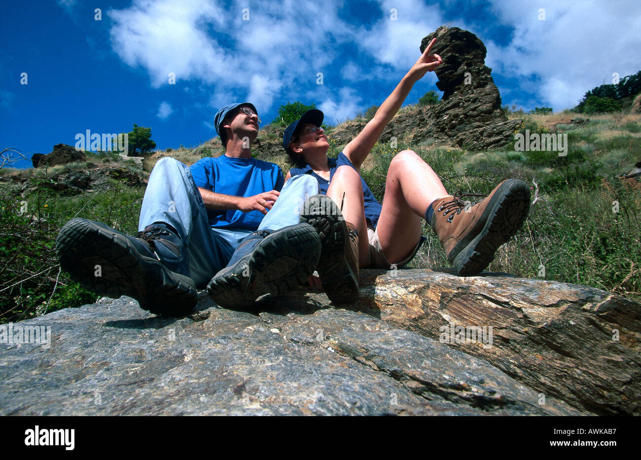Deux hommes assis sur le rocher de la Sierra Nevada Andalousie Espagne Andalousie Banque D'Images