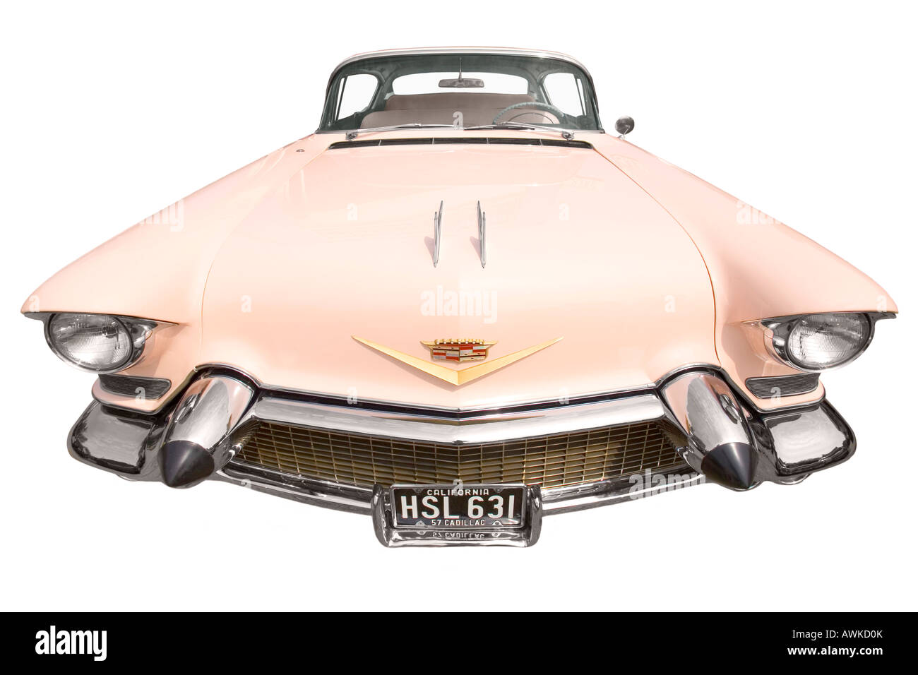 Mise au point proche d'un grand angle de visualisation rose rétro Cadillac sur un fond blanc, pur. Banque D'Images