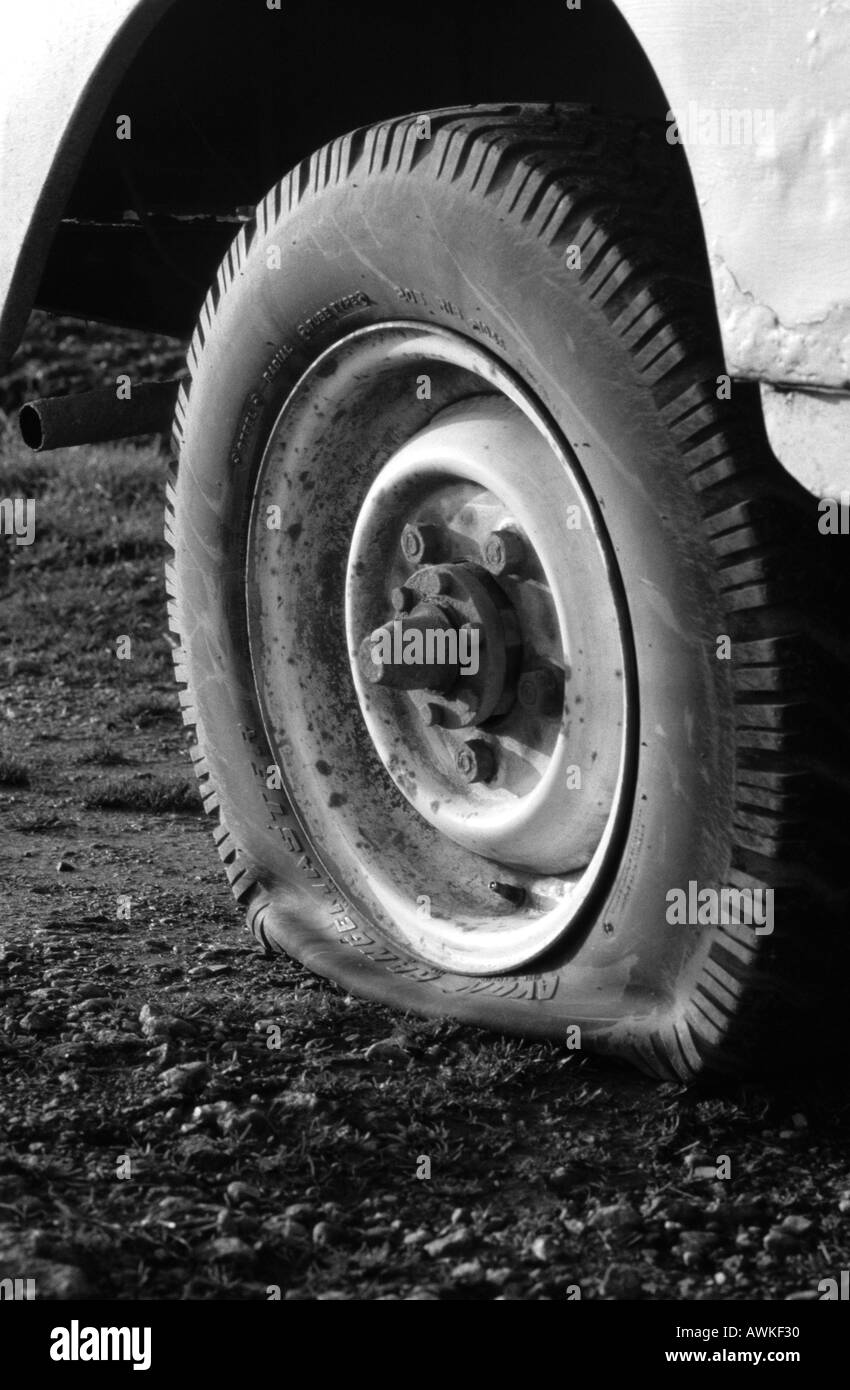 Crevaison sur véhicule bloqué sur le côté de la route uk Banque D'Images
