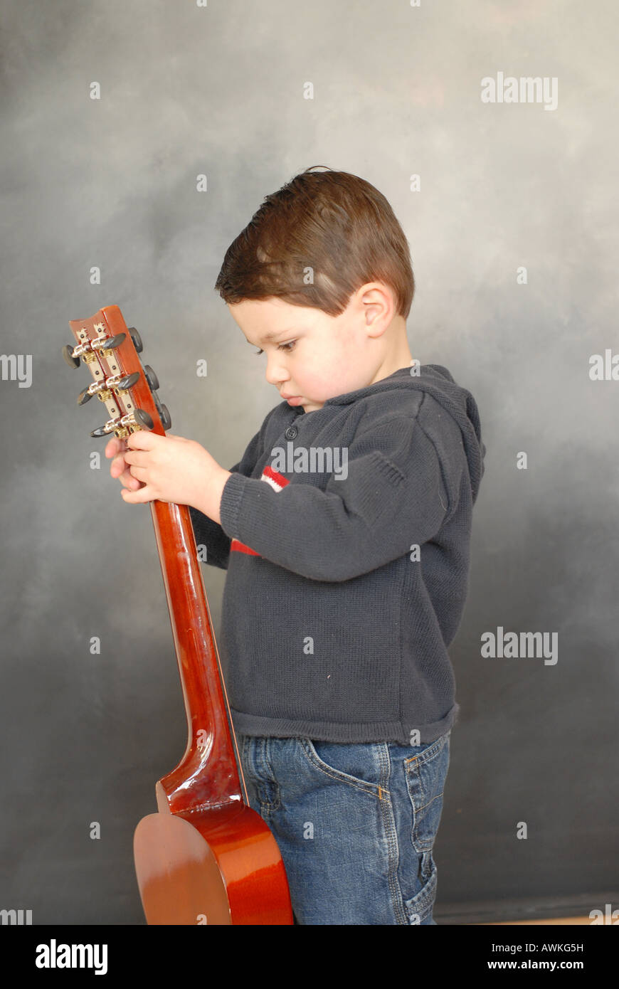 Deux ans Hispanic American boy pose avec sa guitare Banque D'Images