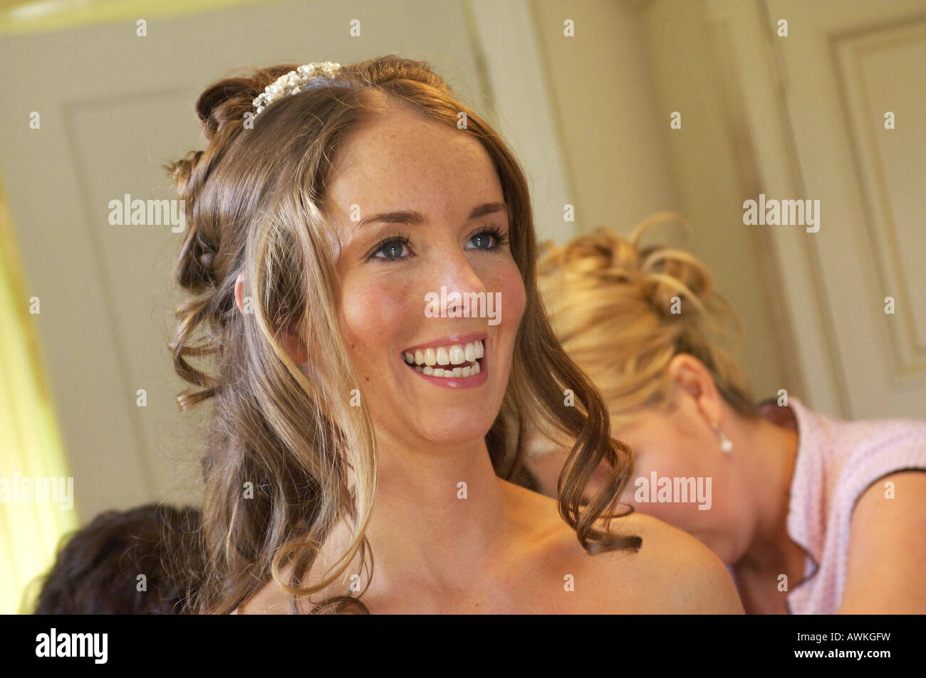 Bride se préparer et mettre la touche finale à l'aide de son témoin Banque D'Images