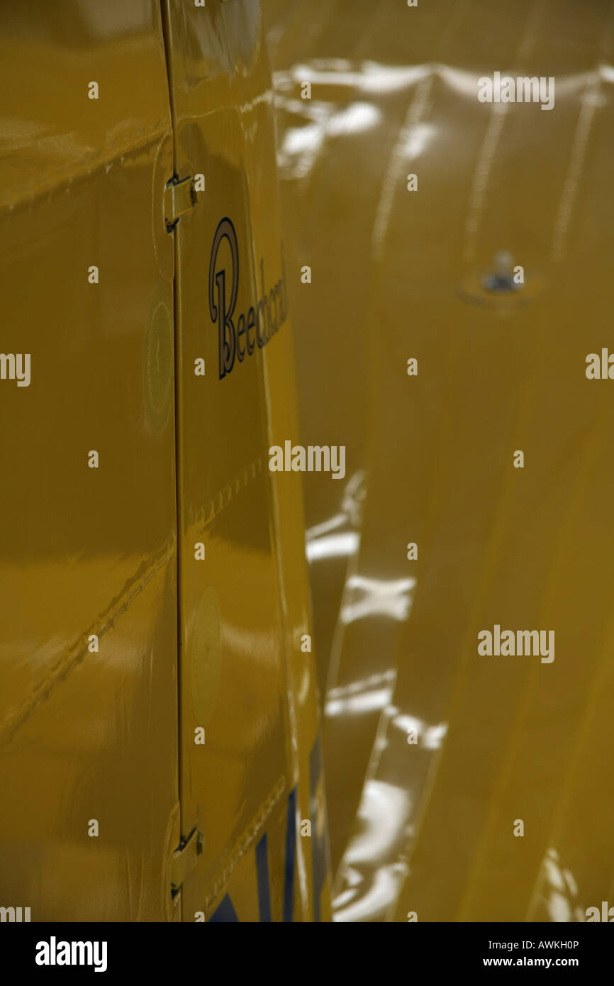 Beechcraft Staggerwing jaune Banque D'Images