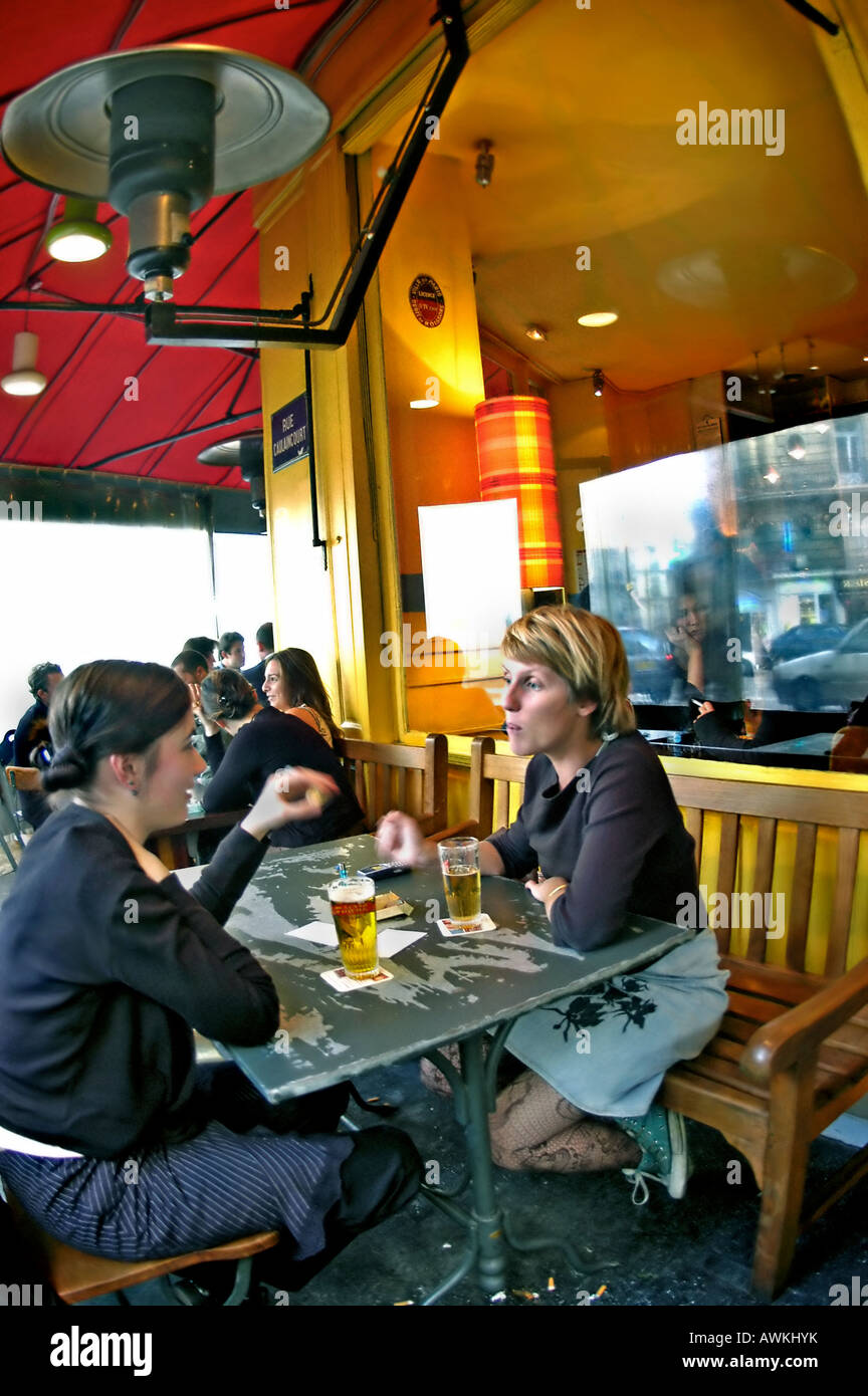 PARIS France, deux jeunes femmes buvant de la bière, terrasse extérieure au café français, Bistro Bar « Francis Labutte » dans la région de Montmartre, FEMME BUVANT À L'EXTÉRIEUR, Banque D'Images