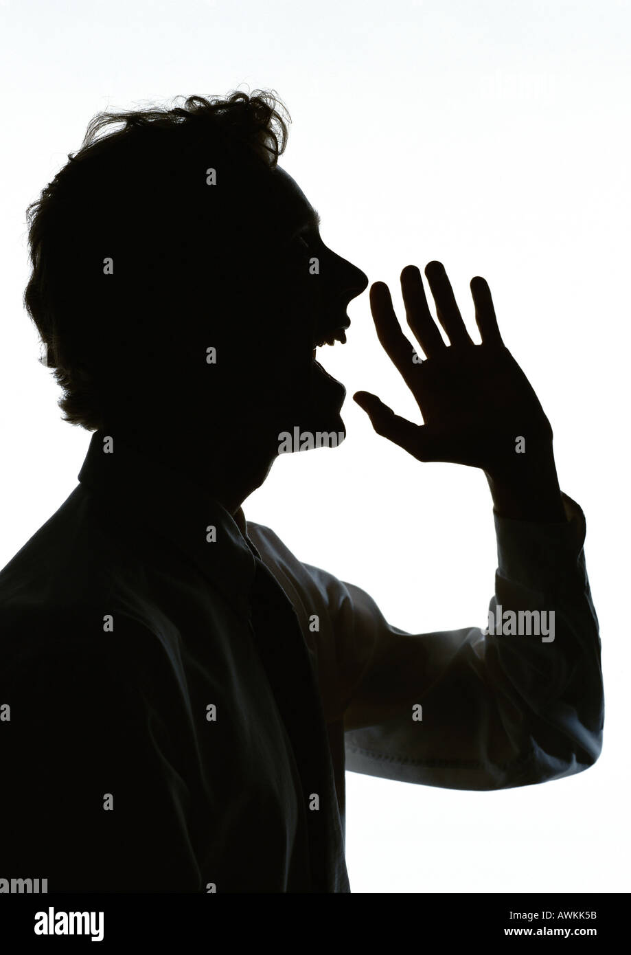 Man yelling avec part à l'avant de la bouche, silhouette Banque D'Images