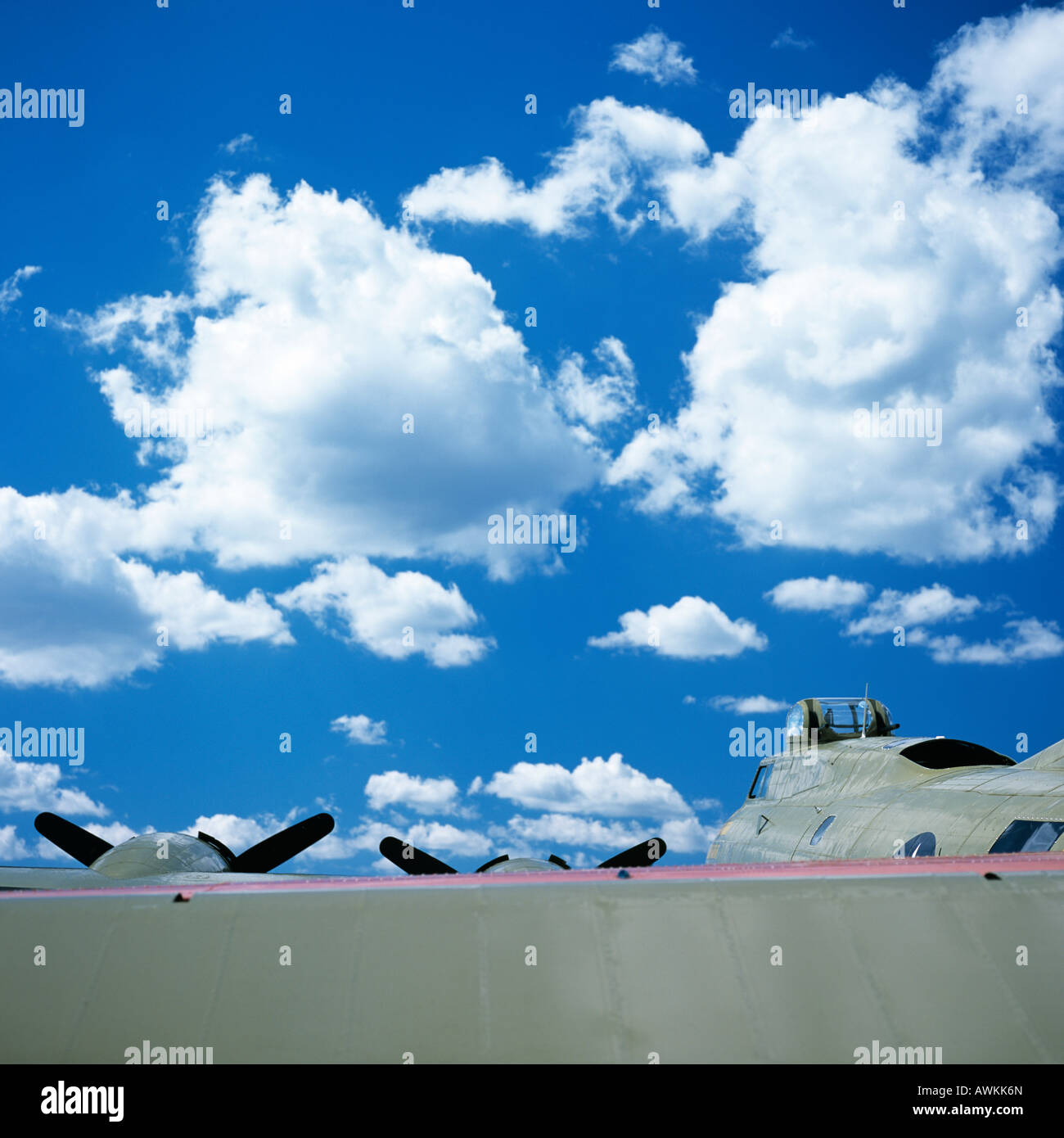 B17 Flying Fortress Dans le cadre bleu, ciel rempli de nuages. Banque D'Images