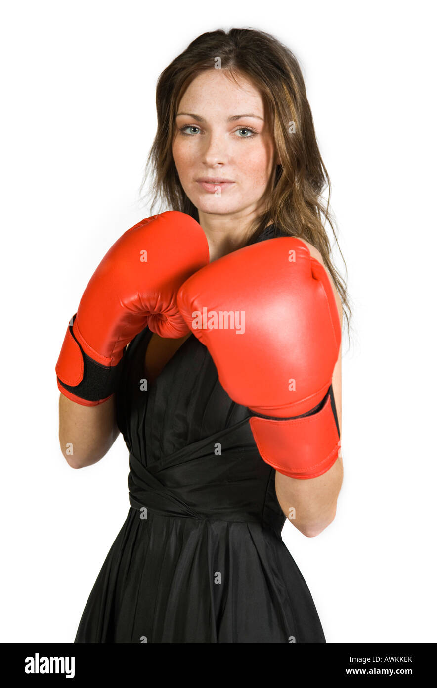 Une brune portant une robe de soirée noire et des gants de boxe. Banque D'Images