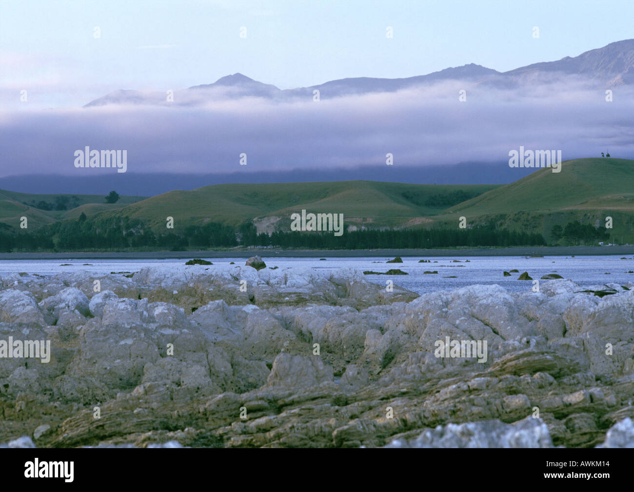 La NOUVELLE ZELANDE, mountainscape avec nuages de basse altitude Banque D'Images