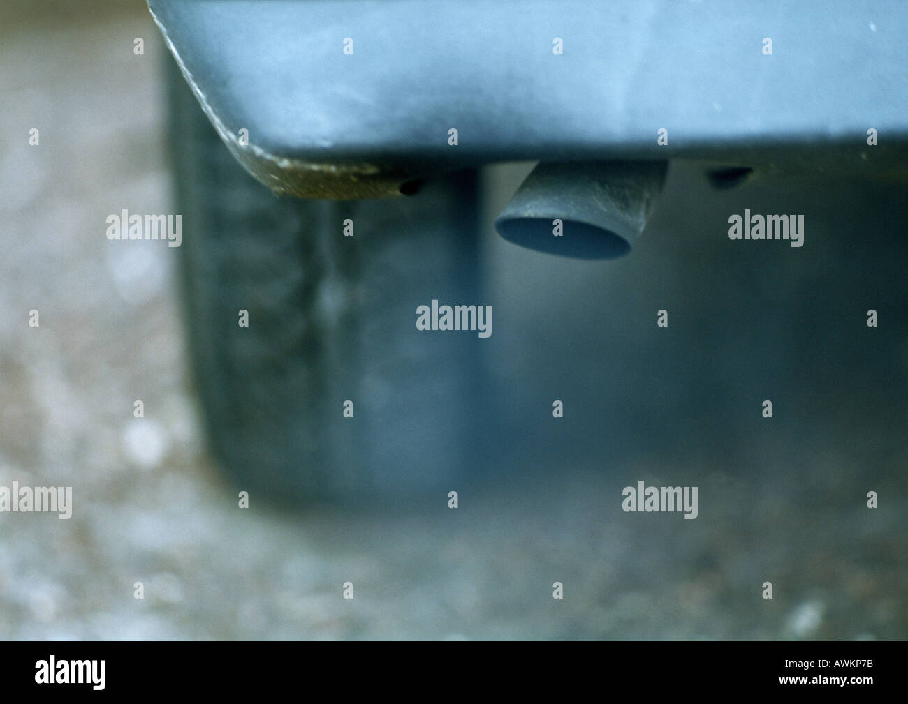 Tuyau d'échappement de voiture émettant des fumées, close-up Banque D'Images