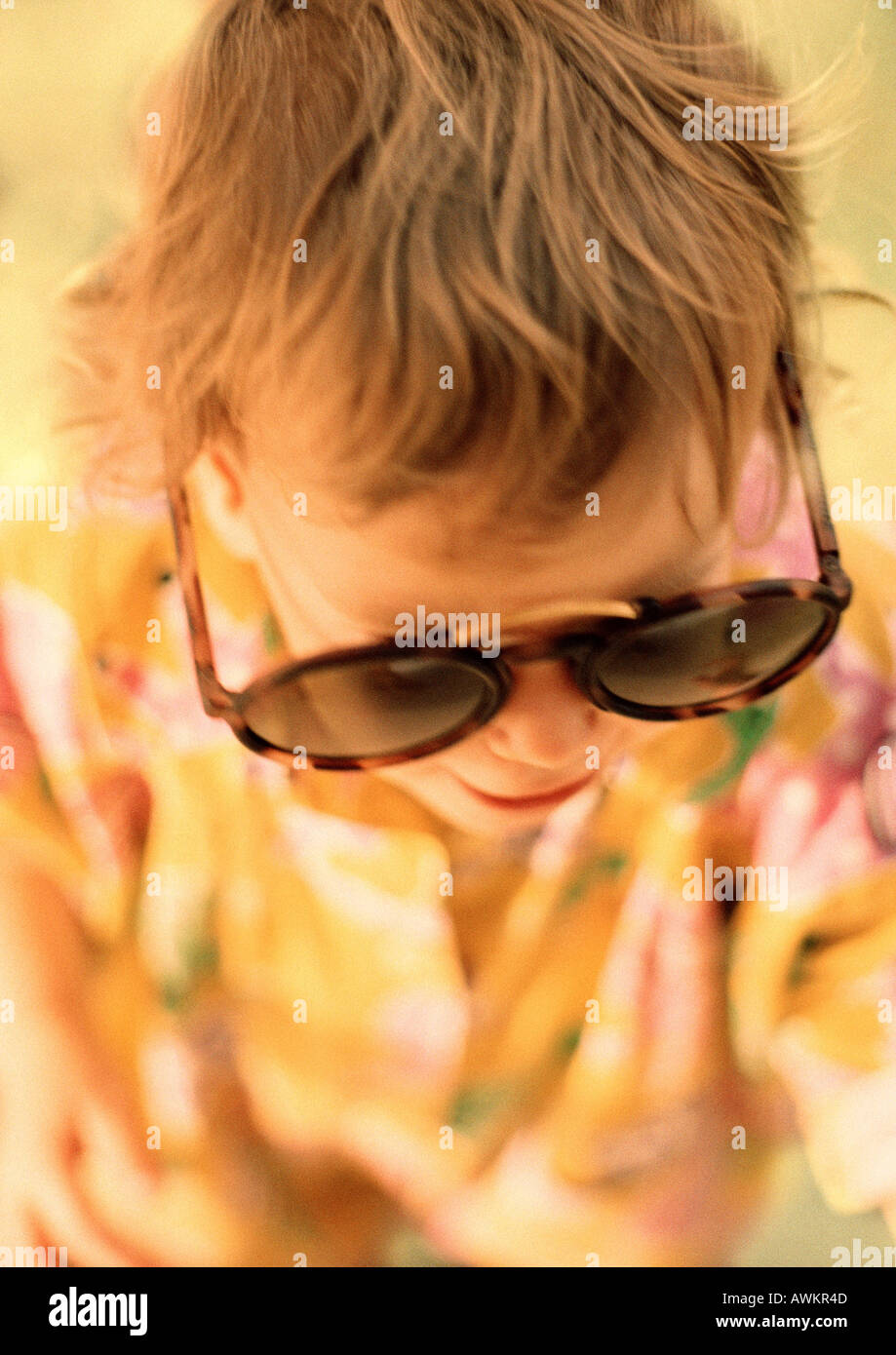 Enfant portant des lunettes surdimensionnées, elevated view Banque D'Images
