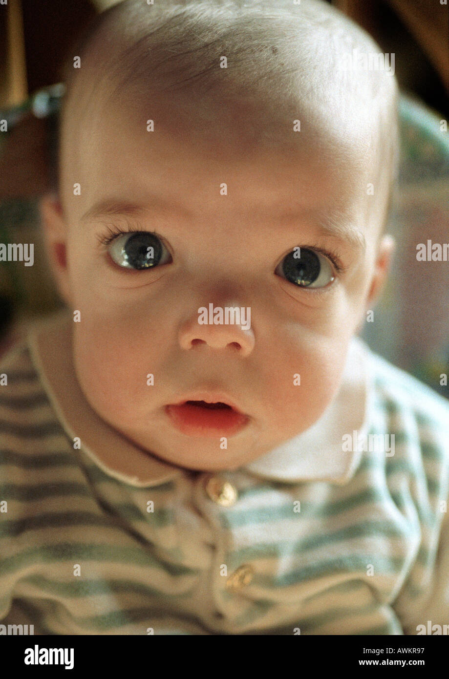 Bébé à la recherche en camera, portrait Banque D'Images