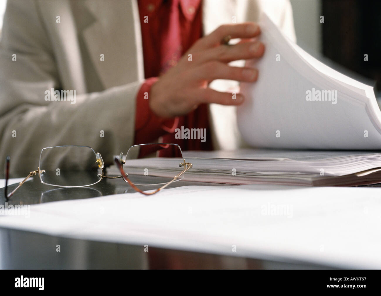 Man doing paperwork, focus sur les lunettes sur 24 Banque D'Images