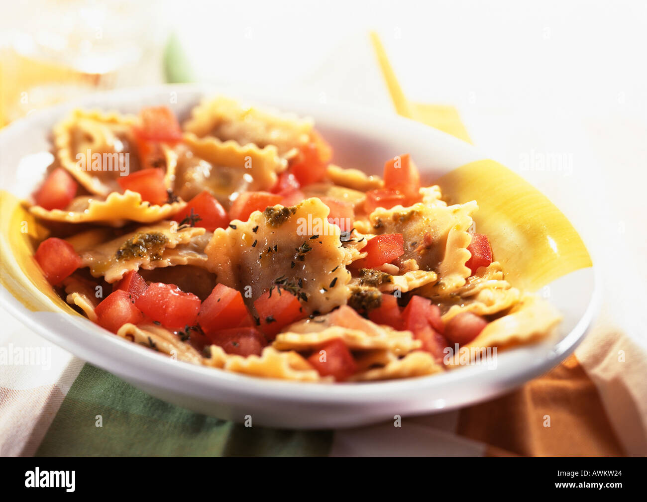 Assiette de ravioles aux tomates et basilic, close-up Banque D'Images