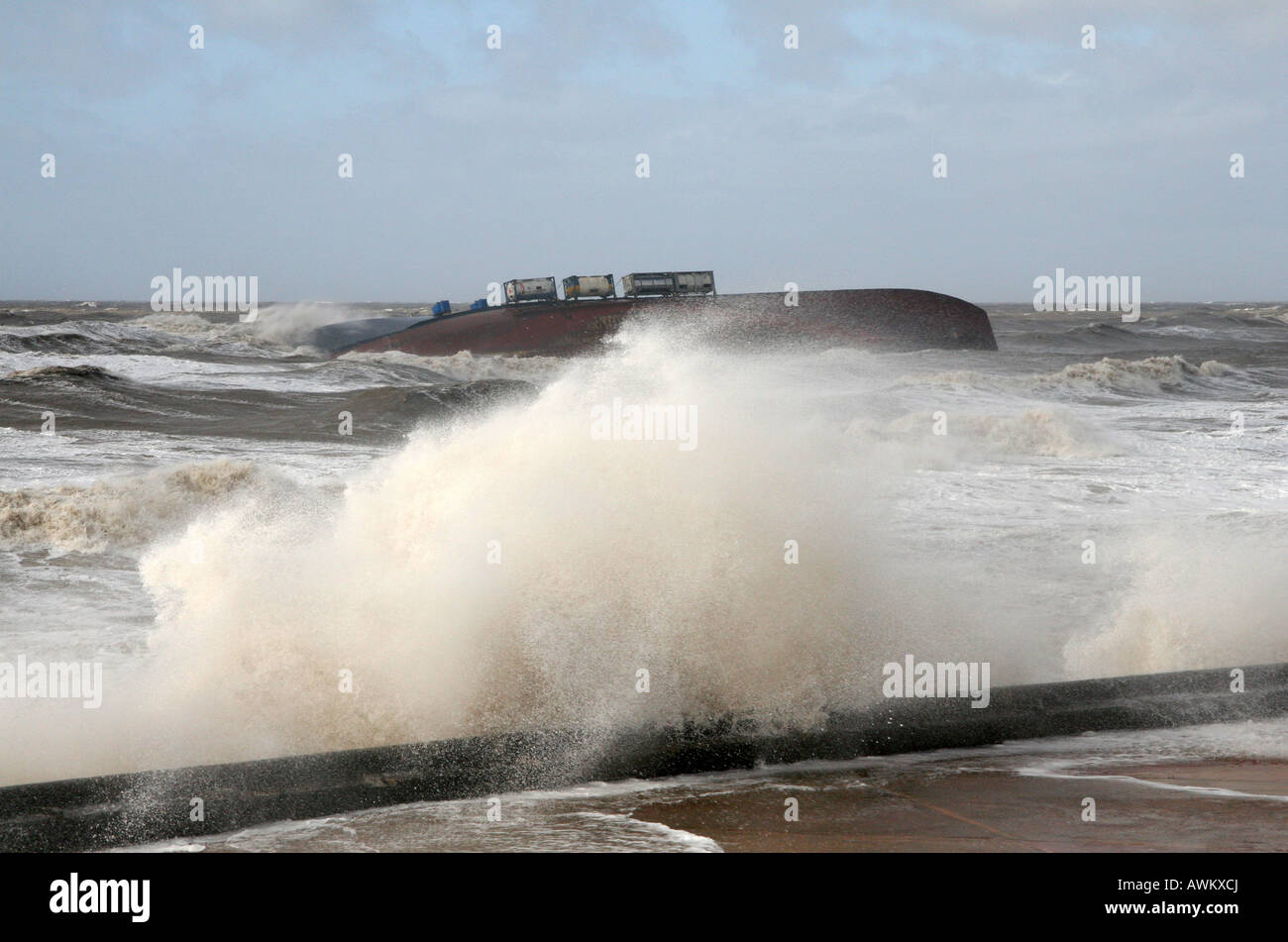 Des vents de tempête battues le Riverdance Ferry et la Fylde coast à l'invités de près de Blackpool à marée haute. Banque D'Images