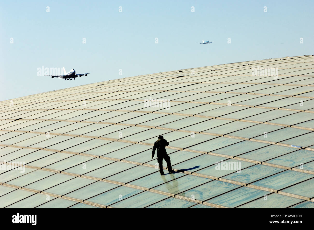 Travailleur chinois à la borne 3 de l'Aéroport International de Beijing, à Beijing, en Chine. 13-Mar-2008 Banque D'Images