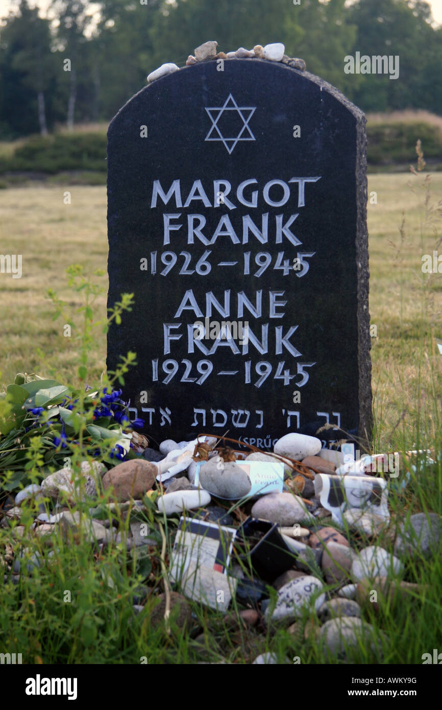 Le mémorial tombe pour Anne Frank et sa sœur Margot dans l'ancien camp de concentration Nazi à Bergen Belsen, en Allemagne. Banque D'Images
