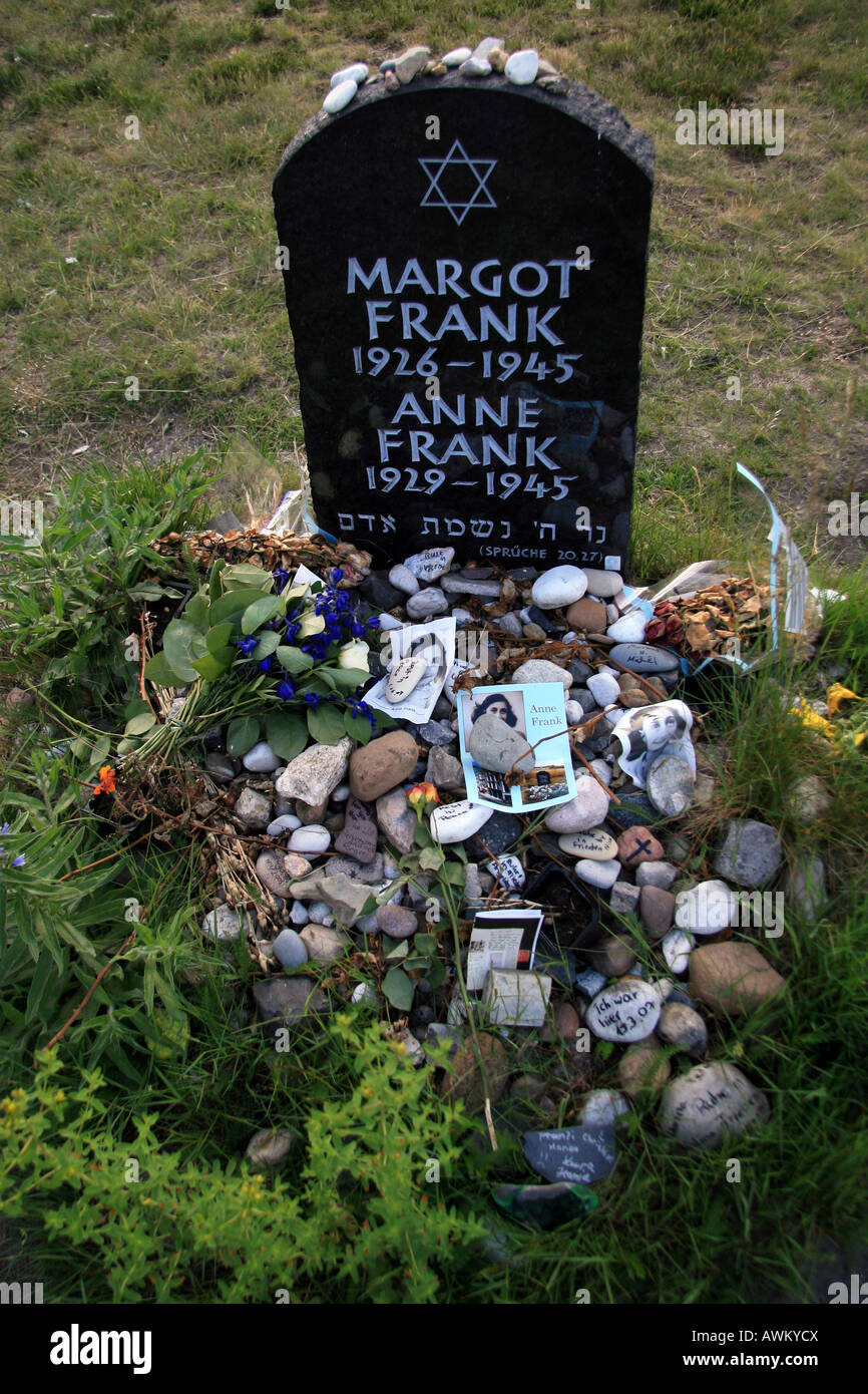 Le mémorial tombe pour Anne Frank et sa sœur Margot dans l'ancien camp de concentration Nazi à Bergen Belsen, en Allemagne. Banque D'Images