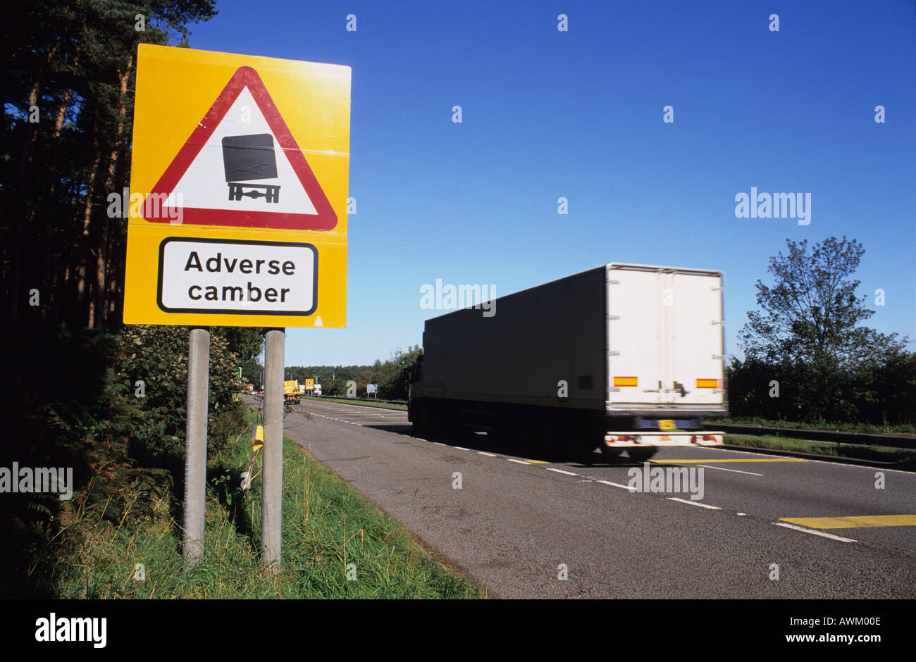 Camion passant panneau d'avertissement d'effets indésirables sur la cambrure de la route a1 road nottingham uk Banque D'Images