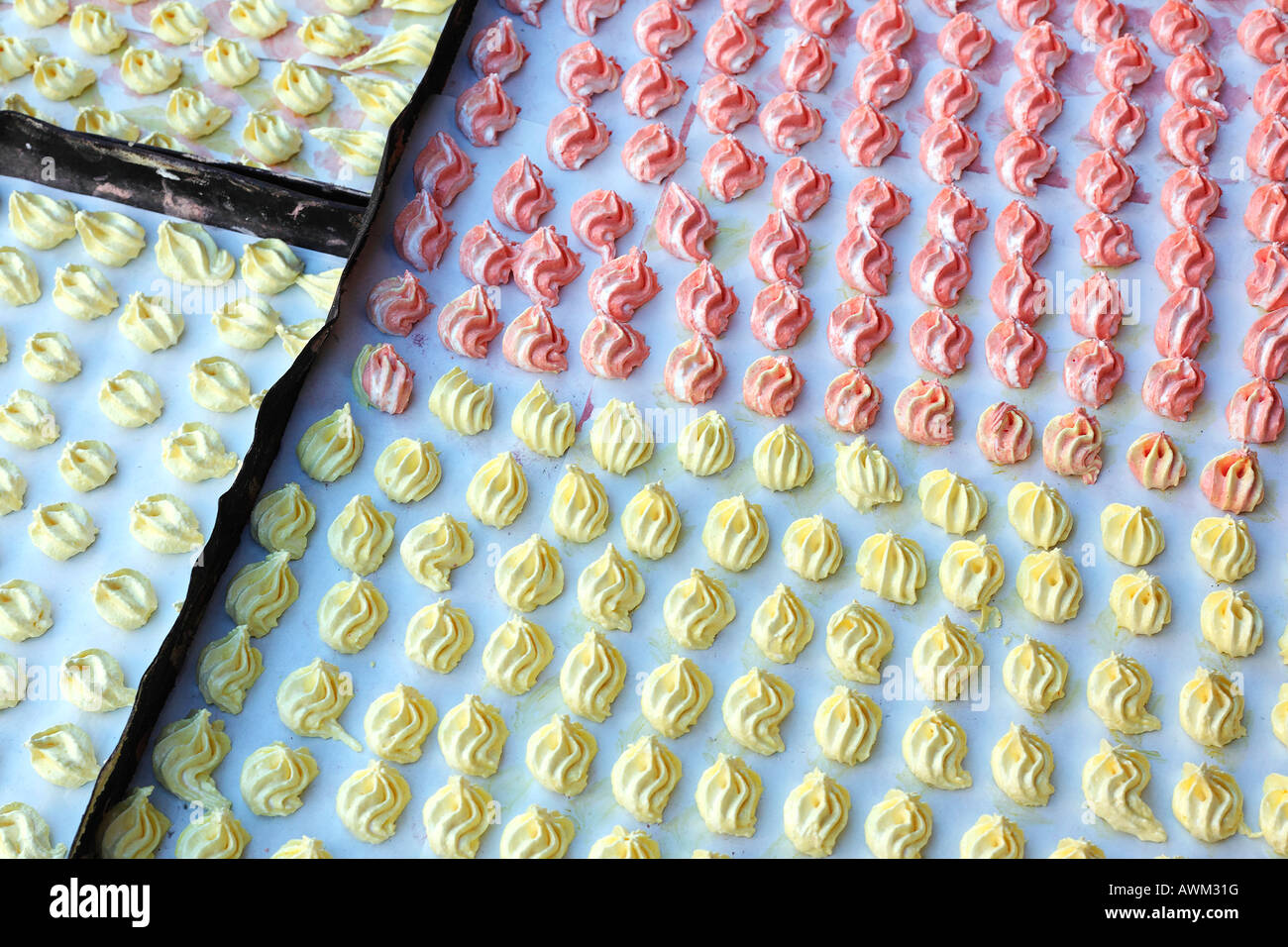 Plaques de cuisson avec bonbons glaçages colorés, quartier historique de la Médina, Marrakech, Maroc, Afrique Banque D'Images