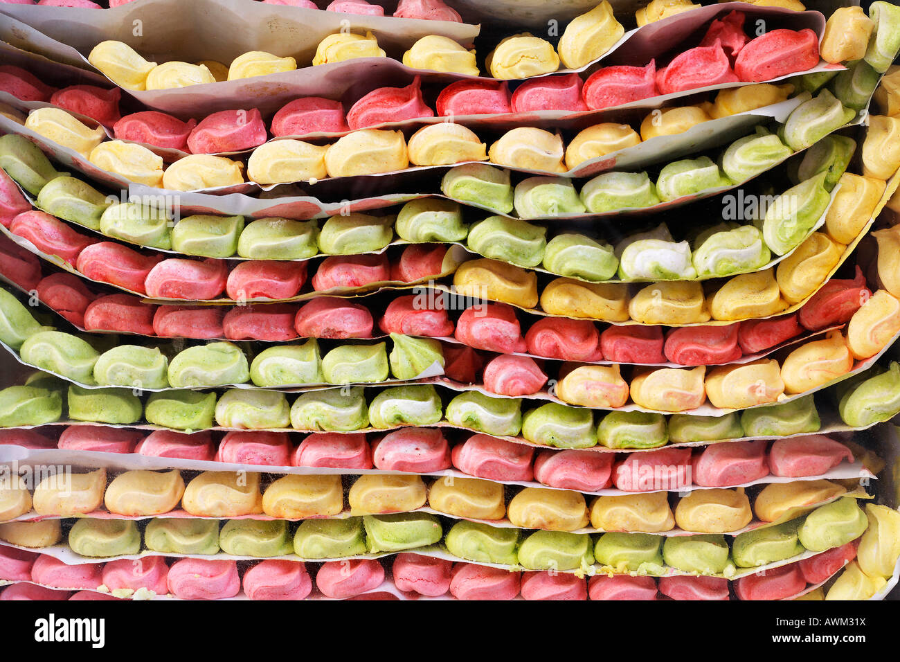 Bonbons colorés superposés dans une vitrine, quartier historique de la médina, Marrakech, Maroc, Afrique Banque D'Images