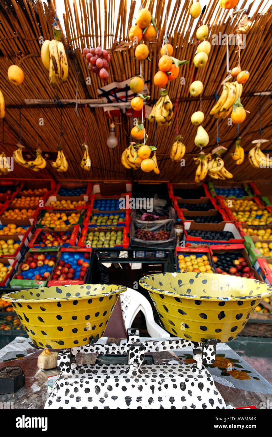Écailles peintes avec un motif africain coloré devant une cabine de fruits, Marrakech, Maroc, Afrique Banque D'Images