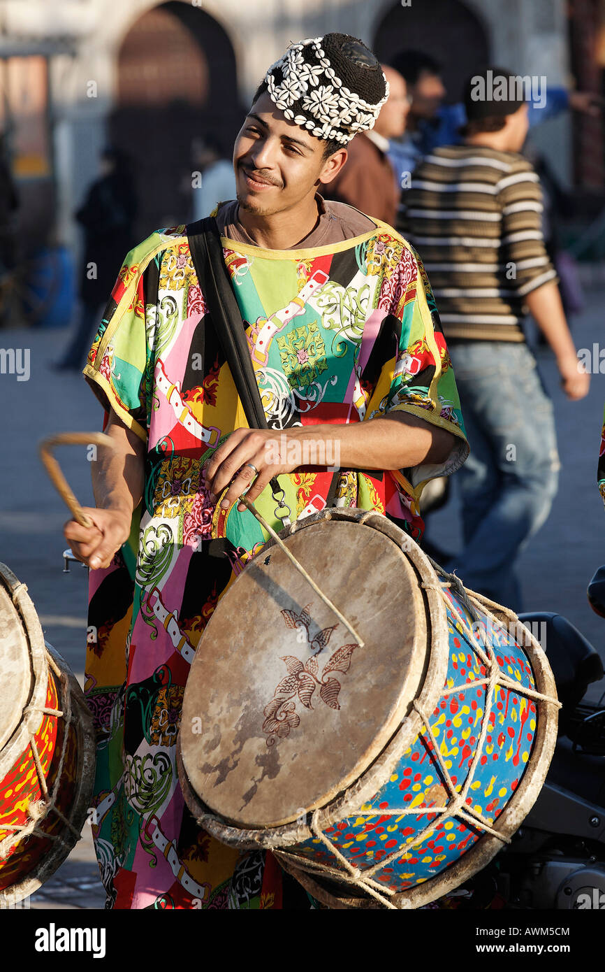 Jeune batteur Gnaoua à Djemaa el-Fna, Marrakech, Maroc, Afrique Banque D'Images