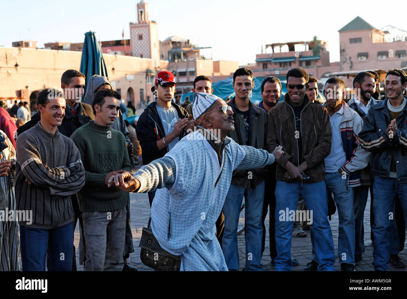 Clown berbère devant spectateurs, Place Djemaa el-Fna, Marrakech, Maroc, Afrique Banque D'Images