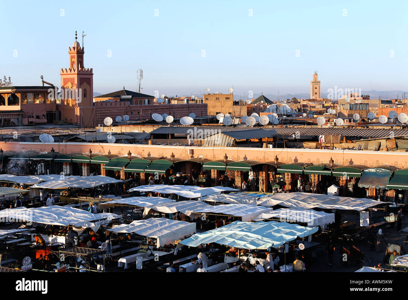 Magasins de cuisine à Djemaa el-Fna, Marrakech, Maroc, Afrique Banque D'Images