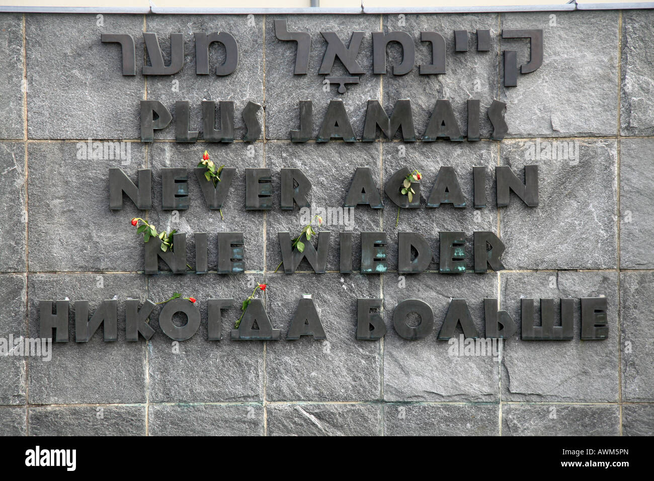 Multi-language 'plus jamais' message memorial à l'ancien camp de concentration de Dachau, Munich, Allemagne. Banque D'Images