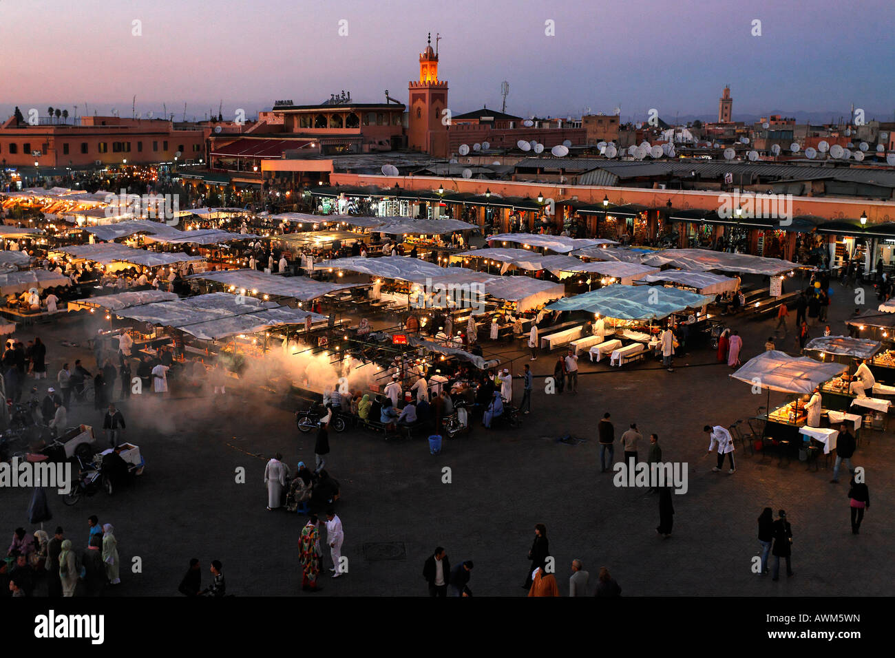 Square Djemaa el Fna, Marrakech, Maroc, Afrique Banque D'Images