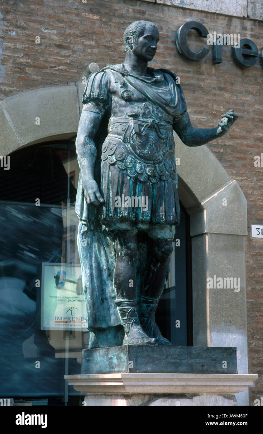 Statue de Caius Julius Caesar sur socle, la Piazza Tre Martiri, Rimini, Émilie-Romagne, Italie Banque D'Images