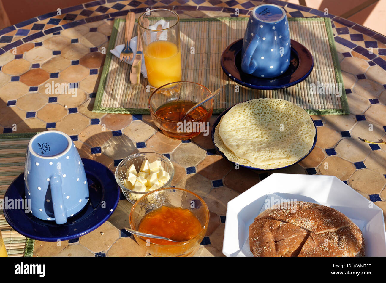 Mis à table de petit-déjeuner dans un hôtel-Riad, Marrakech, Maroc, Afrique Banque D'Images