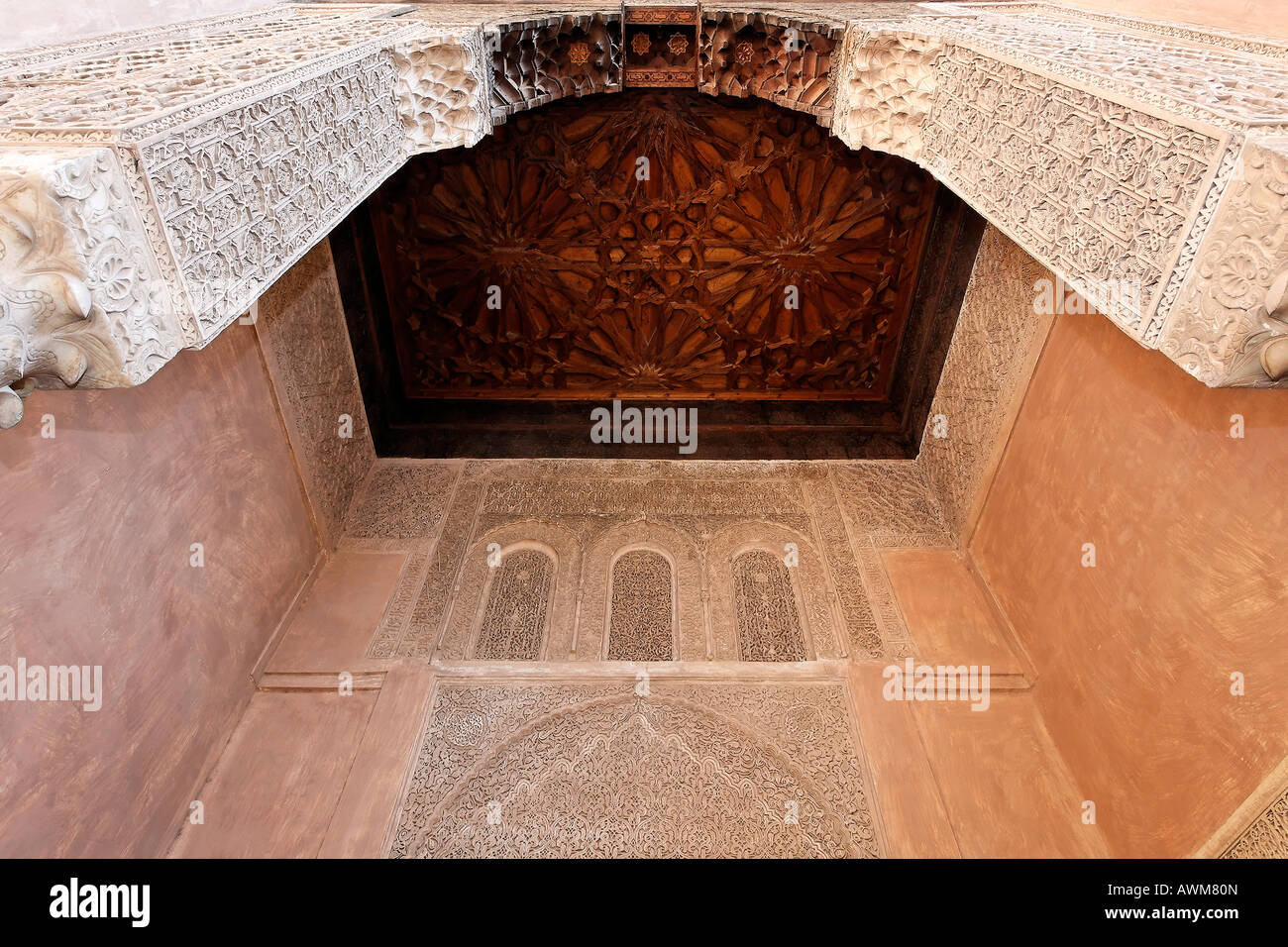 Œuvres en stuc et de plafonds en bois, petit mausolée du Tombeaux Saadiens, Medina, Maroc, Afrique Banque D'Images