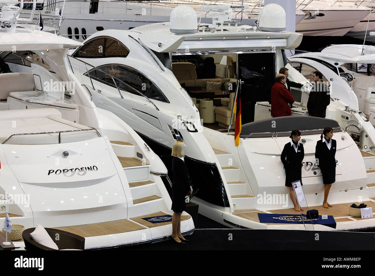 24,99 $ l'article Barefoot sur le pont d'un navire de luxe, Boot 2008, world's biggest showcase pour la plaisance et les sports nautiques, Duesse Banque D'Images